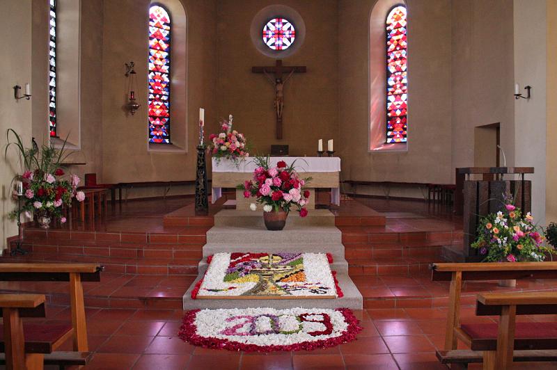 090611fronleichnam (07).jpg - Traditionell hatten alle Beteiligten an der Erstkommunion 2009 - Kinder und Erwachsene -  für den Blumenschmuck in der Kirche gesorgt,...